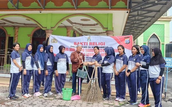 Bakti Religi Hari Jadi ke-76, Polwan Labuhanbatu Baksos ke Rumah Ibadah