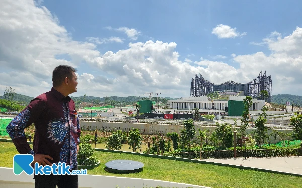 Thumbnail Spot foto satu Istana Garuda Ibu Kota Nusantara dari taman depan kantor Kemenko 1. (Foto: Kia/Ketik)