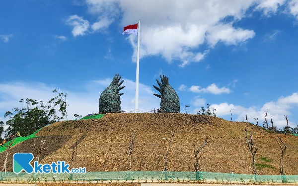 Thumbnail Spot foto tiga Bendera Merah Putih dengan tiang setinggi 79 meter di Taman Kusuma Bangsa.