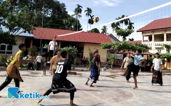 Voli Sarung dan Bakiak Meriahkan HUT ke-79 RI di SMAN 6 Abdya