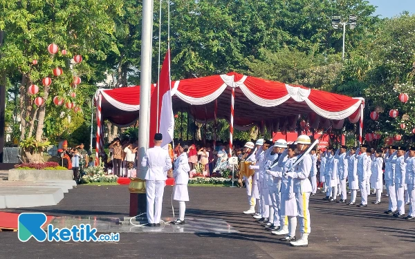 Thumbnail Prosesi pengibaran bendera merah putih dalam upacara peringatan proklamasi kemerdekaan ke-79 RI yang digelar di balai kota Surabaya. (Foto: Husni Habib/Ketik.co.id)