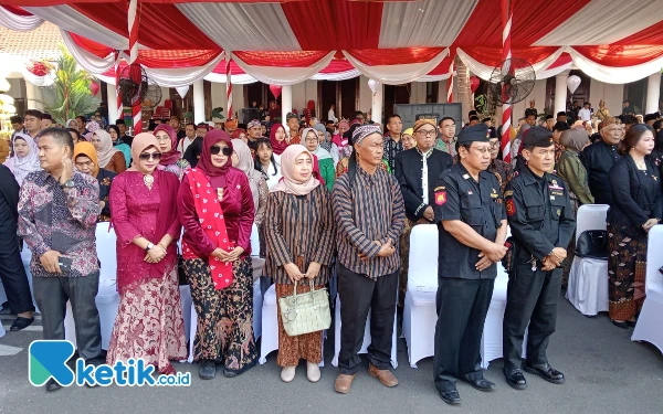 Upacara Bendera di Grahadi Dihadiri Ratusan Undangan Kenakan Pakaian Adat