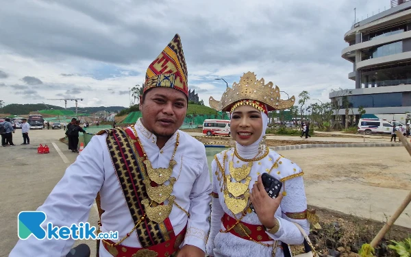 Thumbnail Berita - Wajah Sumringah Pasangan Suami Istri Terima Hadiah Sepeda dari Jokowi