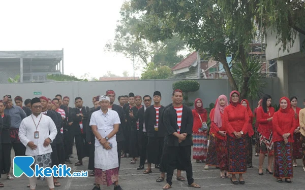 Thumbnail Pakai Baju Adat Madura, BRI Kantor Cabang Sampang Gelar Upacara HUT ke-79 Kemerdekaan RI