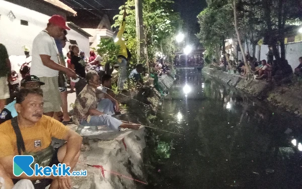 Rayakan HUT Ke-79 RI, Warga Jambangan Surabaya Tumplek Blek di Bazaar dan Lomba Mancing