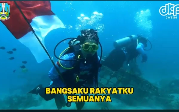 Gugah Maritime Domain Awareness, DKP Jatim Kibarkan Bendera Merah Putih di Bawah Laut