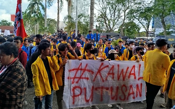 Thumbnail Berita - Mahasiswa Unjuk Rasa ke DPRD Sumsel, Terobos Pagar Pembatas