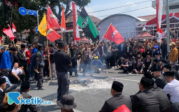 Baru Dilantik, 25 Anggota DPRD Kota Blitar Langsung Didemo Aliansi Organisasi Mahasiswa