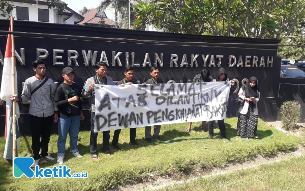 Mahasiswa Bondowoso Gelar Aksi Kawal Putusan MK saat Pelantikan Anggota Dewan