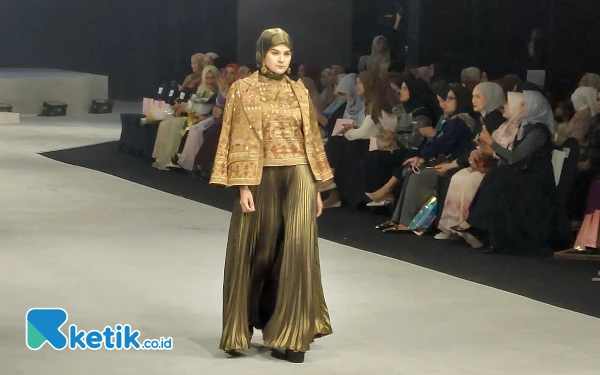 Thumbnail Bertema Keindahan Malam Gurun Sahara, Karya Desainer Riris Ghofir Memukau Surabaya Fashion Parade 2024