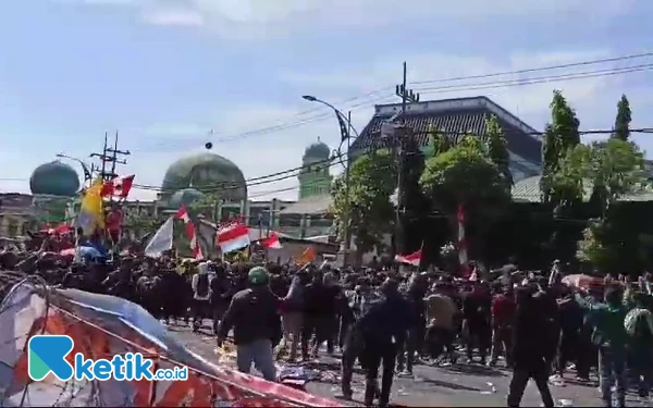 Unjuk Rasa di Surabaya Ricuh, Ketua DPRD Jatim Temui Ribuan Massa Aksi