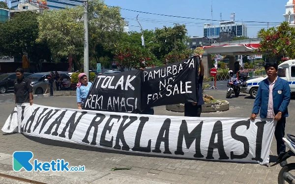 Pelantikan Anggota DPRD Kota Surabaya Diwarnai Aksi Tolak Reklamasi