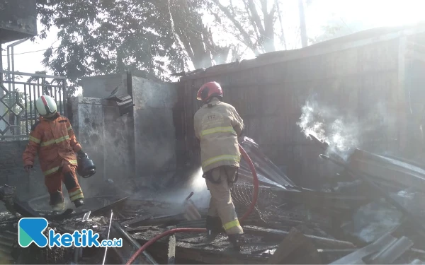 Warung Makan di Jemur Andayani I Terbakar,  Sepeda Motor dan Televisi Hangus