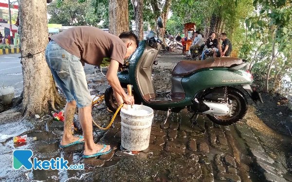 Sentra Cuci Motor Pinggir Sungai Kebonsari Kota Surabaya Bikin Betah Pelanggan