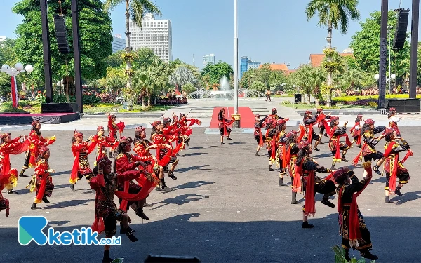 Thumbnail Tari ngeremo memeriahkan peringatan Hari Pramuka ke-63 di Balai Kota Surabaya. (Foto: Husni Habib/Ketik.co.id)