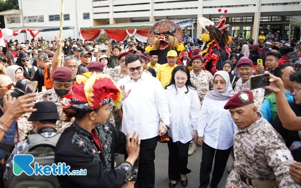 Ribuan Masyarakat Kediri Antar Mas Dhito dan Mbak Dewi Daftar ke KPU