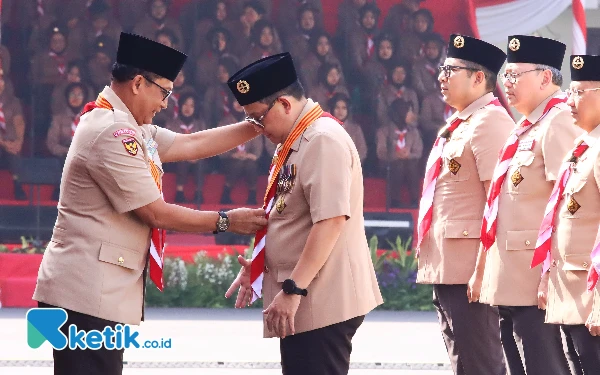 Ketua Kwarnas Pramuka Buwas Sematkan Lencana Melati ke Pj Gubernur Jatim Adhy Karyono, Ini Alasannya