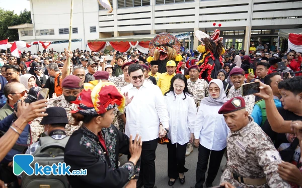 Ribuan Masyarakat Antar Dhito - Dewi Daftar ke KPU Kabupaten Kediri