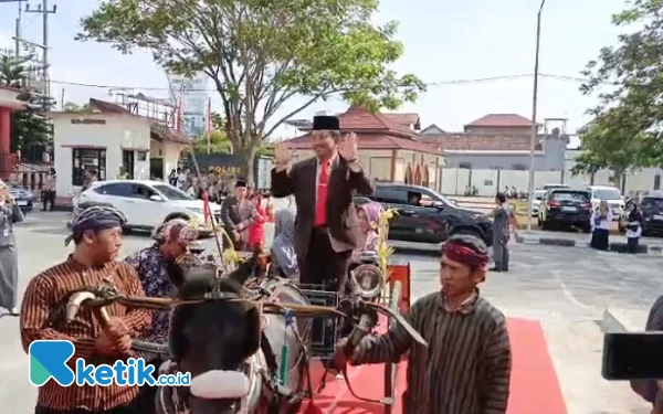 Unik, Mujib Berangkat Pelantikan Anggota DPRD Kabupaten Blitar Pakai Andong