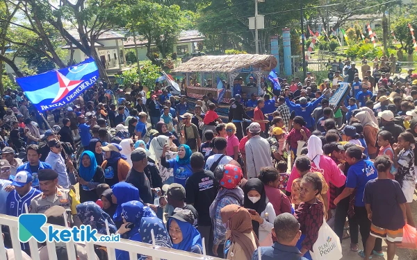 Thumbnail Ribuan pendukung dan simpatisan Bakal Calon Kepala Daerah dan Wakil Kepala Daerah pasangan Siti Nurlia Umlati- Benoni Saleo (RUBI) membludak memadati area Kantor KPU Raja Ampat saat pendaftaran pada Selasa (27/8). (Foto: Abi/ Ketik.co.id)