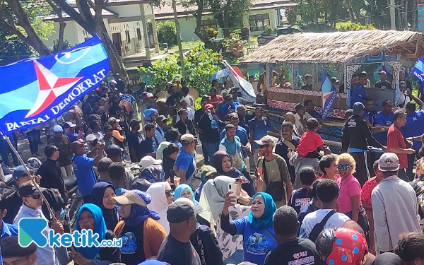 Thumbnail Setelah agenda pendaftaran pasangan calon kepala daerah di KPU berakhir, Pasangan Ria Umlati -Benoni Saleo dan simpatisan pun kembali ke sekretariat Tim Pemenangan di jalan 30 utama. (Foto: Abi/ Ketik.co.id)