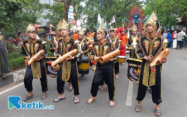 Thumbnail Berbagai macam kesenian daerah Jawa Timur ikut memeriahkan kirab pendaftaran pasangan Khofifah-Emil ke kantor KPU Jatim (Foto: Marno/Ketik.co.id)