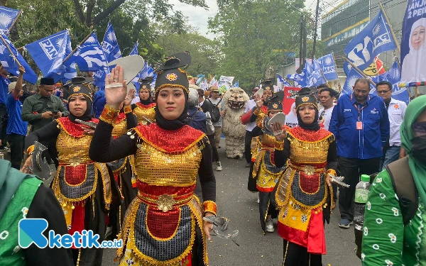 Thumbnail Tarian Lele Lamongan mengiringi Pawai Budaya Khofifah-Emil. (Foto: Shinta Miranda/Ketik.co.id)