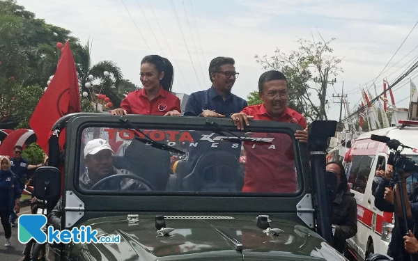 Thumbnail Berita - Naik Jeep, Duet Krisdayanti - Mas Dewa Daftar Pilkada Kota Batu