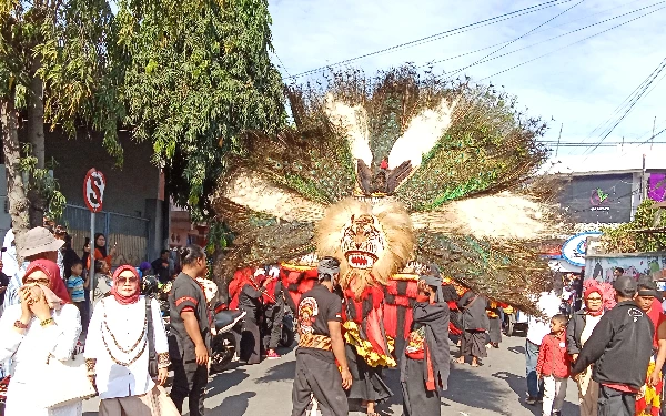 Thumbnail Ribuan Warga Iringi Bunda Indah-Yudha Mendaftar ke KPU Lumajang