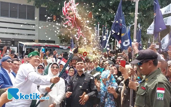 Thumbnail Diawali Pecah Kendi, Pasangan Deny Widyanarko-Mudawamah Mendaftar ke KPU Kabupaten Kediri