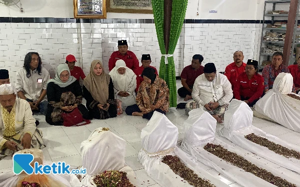 Risma Pilih Ziarah ke Mbah Bungkul Sebelum Mendaftar ke KPU Jatim