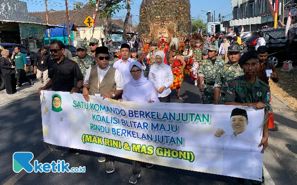 Thumbnail Berita - Naik Dokar, Mak Rini-Mas Ghoni Resmi Mendaftar ke KPU Kabupaten Blitar