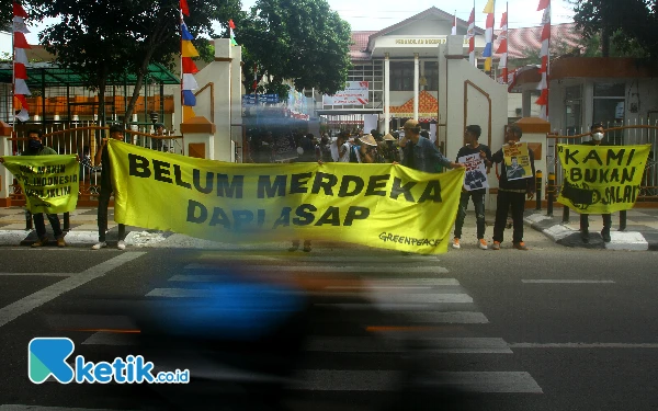 Thumbnail Gabungan koalisi masyarakat sipil dan organisasi lingkungan yang tergabung dalam Inisiasi Sumatera Selatan Penggugat Asap (ISSPA) melakukan aksi di Pengadilan Negeri, Jalan. Kapten A. Rivai, Palembang, Kamis, 29 Agustus 2024. Dalam aksi tersebut 12 warga dari Desa Bangsal, Kecamatan Pampangan, Kabupaten Ogan Kemering Ilir (OKI), Desa Lebung Itam, Kecamatan Tulung Selapan, Kabupaten Ogan Ilir (OKI) dan Kota Palembang. Gabungan koalisi ini menggugat PT. Bumi Mekar Hijau, PT. Bumi Andalas Permai, dan PT. Sebangun AndalasPermai Wood Industries ke Pengadilan Negeri dengan gugatan “Ganti Kerugian dalam Perkara Hak Linggkungan Hiduo Dengan Mekanisme Pertanggungjawaban Mutlak atau Strict Liabilty. Wahyu Rahmanto/Ketik.co.id