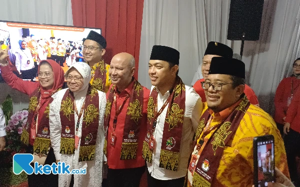 Risma dan Gus Hans Daftar ke KPU Jatim Gunakan Becak