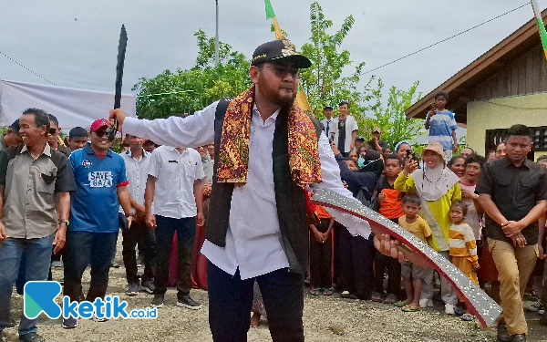 Hadiri 3 Rangkaian Acara, Bupati Halsel Menari Cakalele di Desa Air Mangga