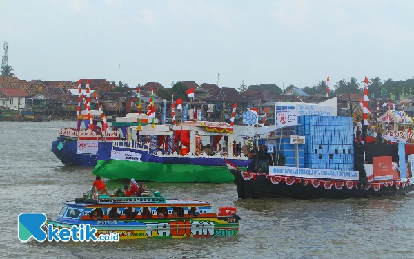 Thumbnail Peserta lomba perahu bidar tradisional dan perahu hias dalam rangka memeriahkan HUT Kemerdekaan Republik Indonesia ke-79 mewarnai Sungai Musi Palembang, Sabtu, 31 Agustus 2024.

Sebanyak 9 peserta lomba bidar dan 22 peserta perahu hias dari instansi pemerintah dan swasta menghibur ribuan warga Palembang yang memadati pinggiran sungai, Pelataran Benteng Kuto Besak, hingga ikut mengiringi perahu bidar di Sungai Musi. Wahyu Rahmanto/Ketik.co.id