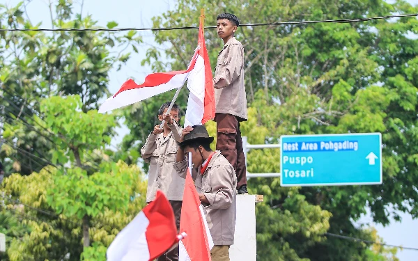 Meriahkan HUT Ke-79 RI, SMAN 1 Gondangwetan Tampil Memukau di Carnival On The Street