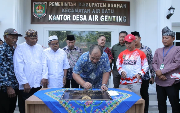 Resmikan Kantor Balai Desa Air Genting, Wakil Bupati Asahan Tanda Tangani Batu Prasasti