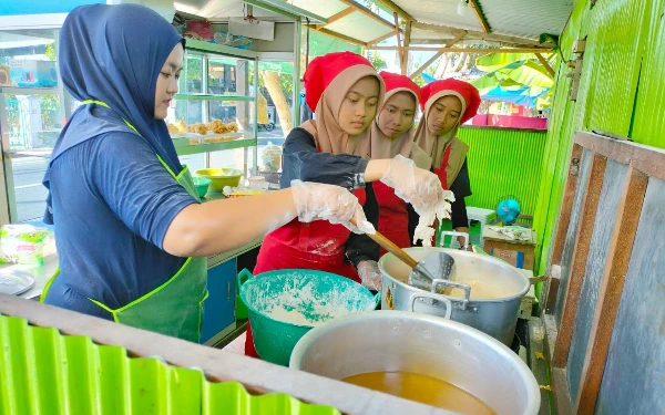 Serunya Siswa Double Track Tata Boga SMAN 1 Pademawu Magang di Kedai Mama Nina