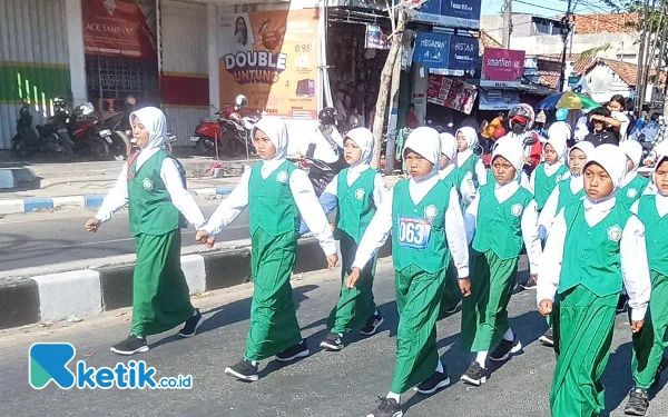 Thumbnail Berita - MI Putra dan Putri Faidlon Nujum Taman Sareh Raih Juara 1 Lomba Gerak Jalan SD Se-Kabupaten Sampang