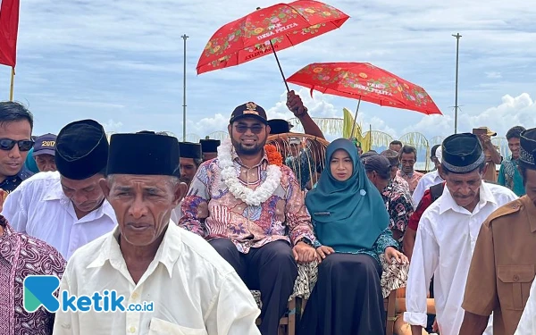 Thumbnail Berita - Bupati Bassam Kasuba Bersama Rifa'at Al-Sa'adah Disambut Bak Raja dan Ratu di Desa Pelita