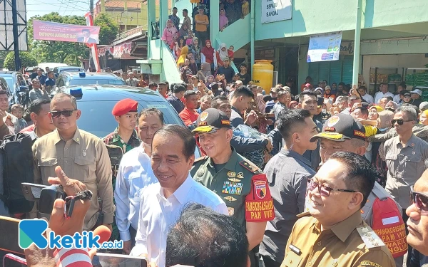 Thumbnail Kunjungi Pasar Soponyono Surabaya, Jokowi Pantau Perkembangan Harga Sembako