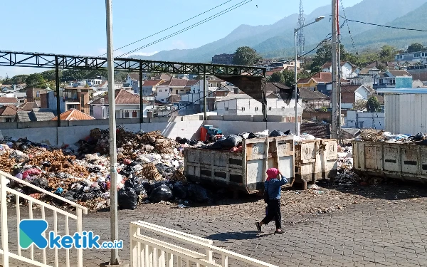 Thumbnail Pedagang Kembali Keluhkan Tumpukan Sampah Pasar Induk Among Tani Kota Batu