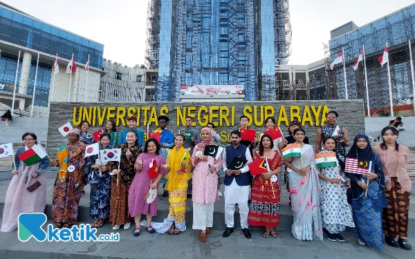 Thumbnail Berita - Mahasiswa dari 18 Negara Tampilkan Keberagaman Budaya di Kampus Unesa