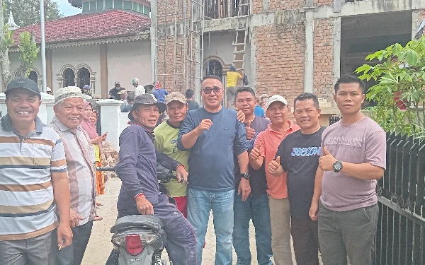 Ikut Gotong Royong di Masjid Baitul Jalal, Alfin Tekankan Pentingnya Peran Masyarakat