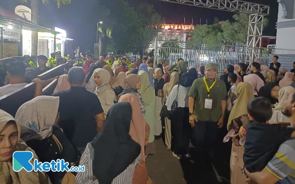 Thumbnail Masyarakat yang tidak bisa masuk ke stadion memadati area luar Stadion Harapan Bangsa. Panitia menyediakan layar besar agar masyarakat tetap bisa menyaksikan acara Upara Pembukaan. (Foto: Khaesar/Ketik.co.id)