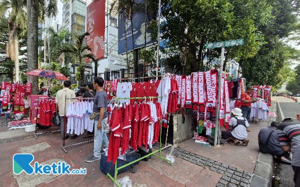 Thumbnail Keberhasilan Timnas Indonesia menahan Arab Saudi dalam laga tandang sebelumnya, melecut optimisme suporter menyambut laga menjamu Australia yang peringkatnya lebih tinggi. (Foto: Naufal Ardiansyah/ Ketik.co.id )