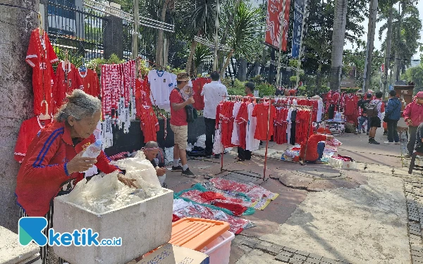 Thumbnail Berbagai macam atribut Timnas Merah Putih dijual sebagai bentuk dukungan masyarakat bagi tim kesayangannya. (Foto: Naufal Ardiansyah/ Ketik.co.id )