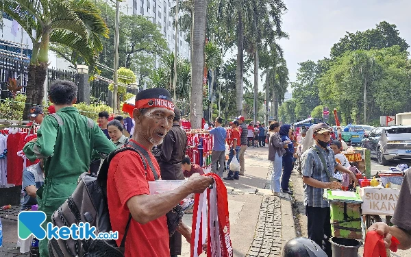 Thumbnail Laga Timnas Indonesia versus Australia dalam putaran ketiga kualifikasi Piala Dunia 2026 disambut antusias berbagai elemen masyarakat, termasuk pedagang asongan yang mengais rezeki dari pertandingan tersebut. (Foto: Naufal Ardiansyah/ Ketik.co.id )