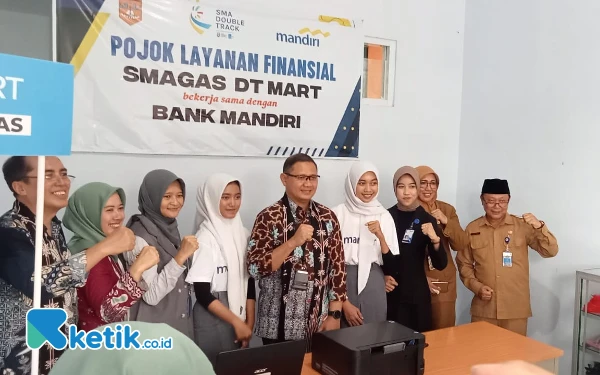 Resmikan Layanan Finansial DT Mart SMAN 1 Karas, Kadindik Jatim: Bisa Kurangi Transaksi Pinjol